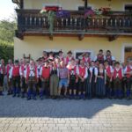 Gruppenfoto am Hof unserer Ehrendame Irene