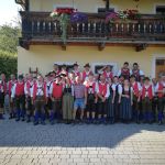 Gruppenfoto am Hof unserer Ehrendame Irene