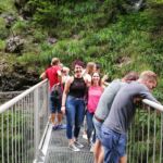 2 unserer Marketenderinen auf der Klammbrücke